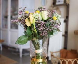 Jeanne, le bouquet parfait pour toutes les occasions: anniversaire, remerciement ou juste pour faire plaisir. C’est un intemporel dans notre collection.

#Jeanne#fleurs#flowers#producteur#fleuriste#fleurssite#bouquetdefleurs