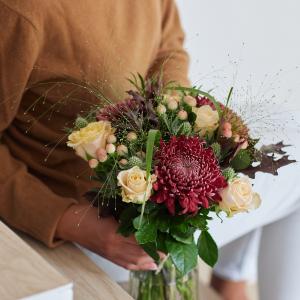 Tamara… un bouquet vibrant et plein de caractère!  Les chrysanthèmes rouge Regalmsit apportent une touche de chaleur et de joie. Les chardons, une allure sauvage et du contraste. Les roses viennent compléter le bouquet avec leurs formes délicates. Et enfin, l'hypéricum ajoute une note de fraîcheur et de légèreté.

Ensemble, ces fleurs créent un bouquet harmonieux, alliant douceur, force et éclat, parfait pour égayer n'importe quel espace !

#fleurs#flowers#bouquet#bouquetdefleurs#tamara#chrysantheme#rose#hypericum#chardon#eucalyptus#livraisondefleurs#lesfleursdenicolas