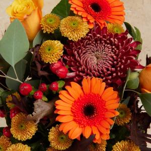 Laissez-vous séduire par notre bouquet Edith, une composition éclatante qui marie à la perfection chrysanthèmes, germinis, santinis et roses !

#fleurs#bouquetdefleurs#flowers#Edith#livraisondefleurs#lesfleursdenicolas