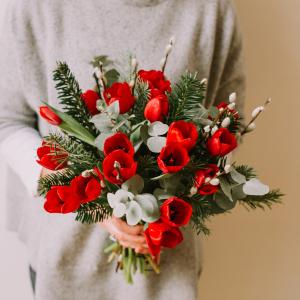 Garance… apportera une touche de couleur et de fraîcheur à vos fêtes en mettant en vedette les tulipes rouges directement issues de notre production ! 

#tulipe#tulip#producteur#production#fleursdefrance#tulipessarthoise#lesfleursdenicolas#livraisondefleurs#bouquet#bouquetdefleurs