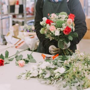 Tous nos bouquets sont réalisés avec amour et passion par nos artisans fleuristes. Basés en Sarthe, c’est ici que nos tulipes, pivoines et brins de muguet sont cultivés. 
Alors cédez aux fleurs made in Sarthe et rendez-vous sur notre site ! 

#lesfleursdenicolas #fleurs #bouquetdefleurs #madeindfrance  #producteur #flowerslovers #madeinsarthe #productionlocale #local #artisanatfrancais #producteurfrancais