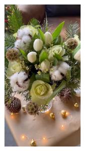 Découvrez nos bouquets de Noël ???????????? Tulipes, roses, limonium, panicum et anémones sont de la partie ! Toutes les tulipes et roses de la collection viennent de notre production, des tulipes sans pesticide et made in Sarthe ainsi que des roses issues du commerce équitable ☝️ Tentant n’est-ce pas ? ????  #lesfleursdenicolas #fleurs #bouquets #bouquetdefleurs #flowers #flowerslovers #noel #noel2022 #winter #nouvellecollection #christmas #christmastime #tulipes #rose #fleuriste #producteur #madeinfrance #madeinsarthe #merrychristmas #joyeuxnoël #productionlocale