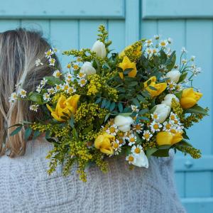 Thalie, notre arme antibrouillard ????☀️ 

De jolies tulipes de notre production, de la camomille et un peu de solidago et le tour est joué ! 

#lesfleursdenicolas #fleurs #fleursite #bouquetdefleurs #producteur #productionlocale #madeinfrance #amour #fleursdesaison #printemps #spring #tulipes