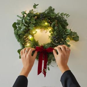 J-25 avant Noël ! Il est temps d’accrocher sa couronne de Noël !

Sur une porte, un mur ou une fenêtre, notre couronne Apolline est idéale pour installer l’esprit de Noël chez vous…

#lesfleursdenicolas #fleurs #fleursite #bouquetdefleurs #noel #christmas #productionlocale #madeinfrance #couronne #couronnedenoel