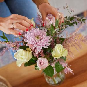 Cette nouvelle création se voulait féérique ✨ Ses couleurs poudrées et son asparagus rose gold font de ce bouquet un véritable conte de Noël !

À retrouver d'urgence sur notre site !

#lesfleursdenicolas #fleurs #fleursite #bouquetdefleurs #noel #christmas #productionlocale #madeinfrance #fleurs #flowers